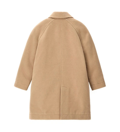 Παλτό από ύφασμα με γιακά πουκαμίσου και ρεγκλάν μανίκια. Διαθέτει φόδρα από νάιλον σε ίδιο χρώμα, μπροστινό κλείσιμο με κουμπιά και τσέπες για ένα κομψό και πρακτικό look.