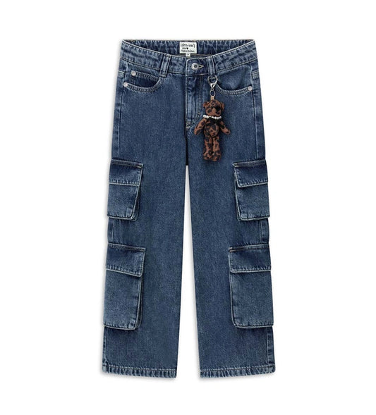 Urban και λειτουργικά cargo τζιν με ρυθμιζόμενη εσωτερική ζώνη και άνετες μπροστινές τσέπες. Τα τζιν διαθέτουν επίσης patch τσέπες στο πίσω μέρος, πλαϊνές τσέπες με καπάκι και αποσπώμενο κρεμαστό αρκουδάκι.