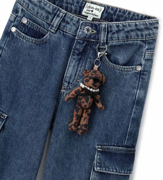 Urban και λειτουργικά cargo τζιν με ρυθμιζόμενη εσωτερική ζώνη και άνετες μπροστινές τσέπες. Τα τζιν διαθέτουν επίσης patch τσέπες στο πίσω μέρος, πλαϊνές τσέπες με καπάκι και αποσπώμενο κρεμαστό αρκουδάκι.