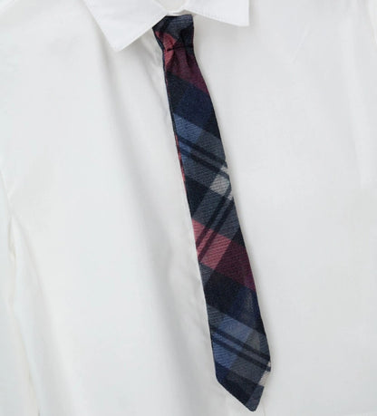 Κομψό και μοντέρνο πουκάμισο με κλασικό γιακά, μακριά μανίκια, μπροστινό κλείσιμο με κουμπιά και αποσπώμενη καρό (tartan) γραβάτα, για ένα super chic look.