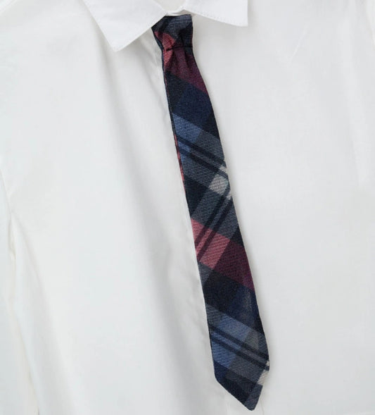 Κομψό και μοντέρνο πουκάμισο με κλασικό γιακά, μακριά μανίκια, μπροστινό κλείσιμο με κουμπιά και αποσπώμενη καρό (tartan) γραβάτα, για ένα super chic look.