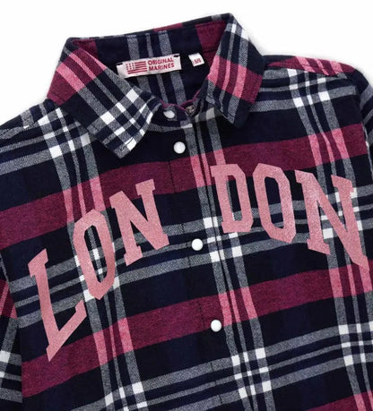 Πουκάμισο με εκλεπτυσμένο στυλ, κλασικό γιακά, καρό (tartan) τύπωμα, μακριά μανίκια, πρακτικό κλείσιμο με κουμπιά και τύπωμα με γκλίτερ στο μπροστινό μέρος που το κάνει ακαταμάχητο.