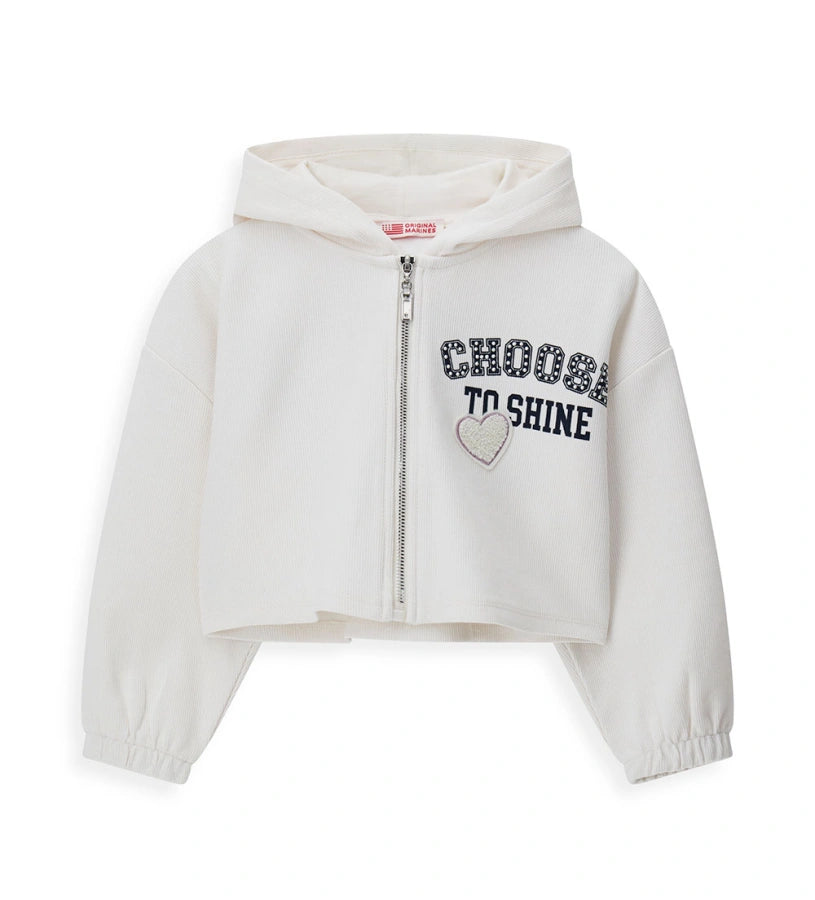 Ζακέτα με κουκούλα σε ριπ ύφανση, με μακριά μανίκια και ριμπ τελειώματα. Διαθέτει κλείσιμο με φερμουάρ, τύπωμα και απλικέ στο μπροστινό μέρος, καθώς και τύπωμα στο πίσω, για μοντέρνα και σπορ εμφάνιση.