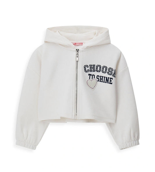 Ζακέτα με κουκούλα σε ριπ ύφανση, με μακριά μανίκια και ριμπ τελειώματα. Διαθέτει κλείσιμο με φερμουάρ, τύπωμα και απλικέ στο μπροστινό μέρος, καθώς και τύπωμα στο πίσω, για μοντέρνα και σπορ εμφάνιση.