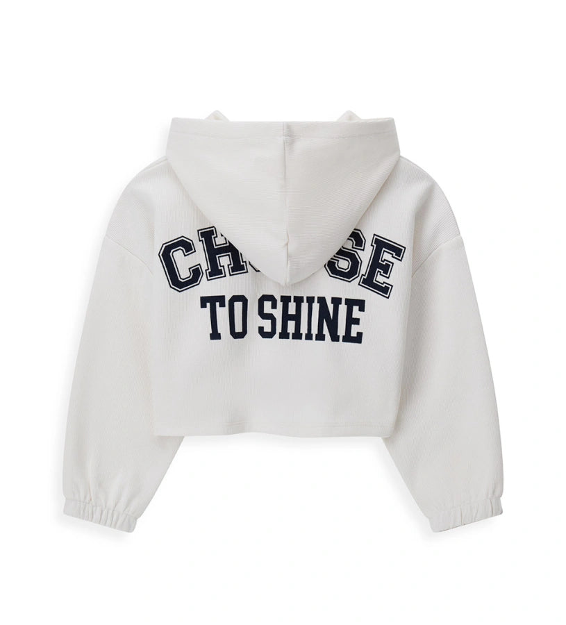 Ζακέτα με κουκούλα σε ριπ ύφανση, με μακριά μανίκια και ριμπ τελειώματα. Διαθέτει κλείσιμο με φερμουάρ, τύπωμα και απλικέ στο μπροστινό μέρος, καθώς και τύπωμα στο πίσω, για μοντέρνα και σπορ εμφάνιση.