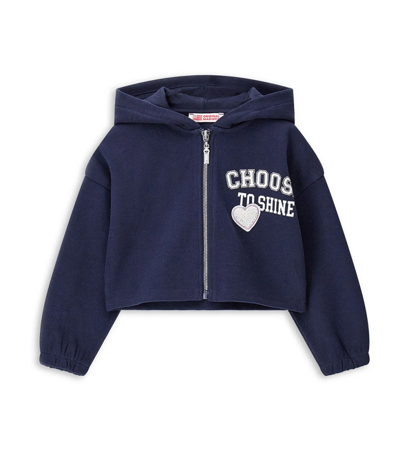 Ζακέτα με κουκούλα σε ριπ ύφανση, με μακριά μανίκια και ριμπ τελειώματα. Διαθέτει κλείσιμο με φερμουάρ, τύπωμα και απλικέ στο μπροστινό μέρος, καθώς και τύπωμα στο πίσω, για μοντέρνα και σπορ εμφάνιση.