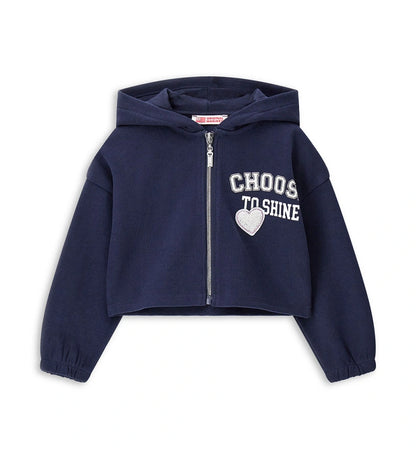 Ζακέτα με κουκούλα σε ριπ ύφανση, με μακριά μανίκια και ριμπ τελειώματα. Διαθέτει κλείσιμο με φερμουάρ, τύπωμα και απλικέ στο μπροστινό μέρος, καθώς και τύπωμα στο πίσω, για μοντέρνα και σπορ εμφάνιση.