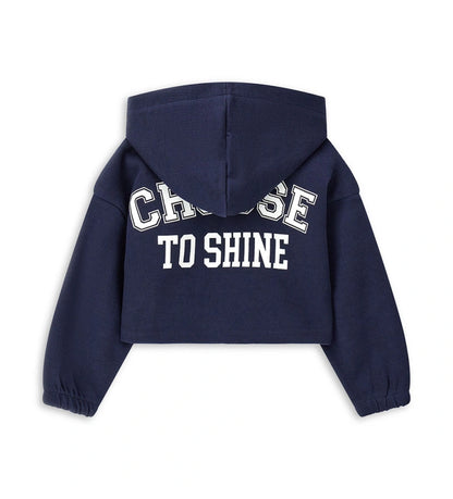 Ζακέτα με κουκούλα σε ριπ ύφανση, με μακριά μανίκια και ριμπ τελειώματα. Διαθέτει κλείσιμο με φερμουάρ, τύπωμα και απλικέ στο μπροστινό μέρος, καθώς και τύπωμα στο πίσω, για μοντέρνα και σπορ εμφάνιση.