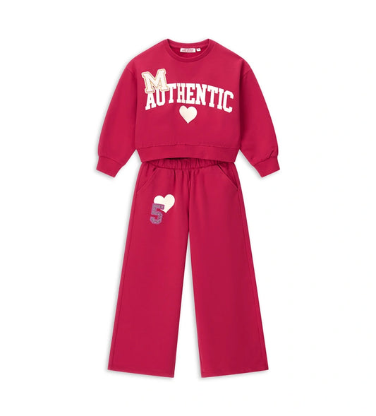 Σετ φόρμας από ελαστικό βαμβάκι, που αποτελείται από φούτερ με στρογγυλή λαιμόκοψη, μακριά μανίκια, τύπωμα και ριμπ τελειώματα. Παντελόνι με ελαστική μέση, τσέπες και τύπωμα μπροστά. Και τα δύο κομμάτια είναι διακοσμημένα με απλικέ και τυπώματα για ένα μοντέρνο στυλ.