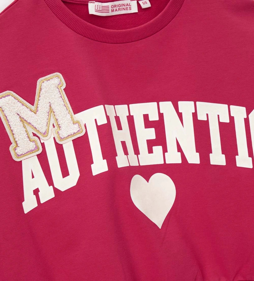 Σετ φόρμας από ελαστικό βαμβάκι, που αποτελείται από φούτερ με στρογγυλή λαιμόκοψη, μακριά μανίκια, τύπωμα και ριμπ τελειώματα. Παντελόνι με ελαστική μέση, τσέπες και τύπωμα μπροστά. Και τα δύο κομμάτια είναι διακοσμημένα με απλικέ και τυπώματα για ένα μοντέρνο στυλ.