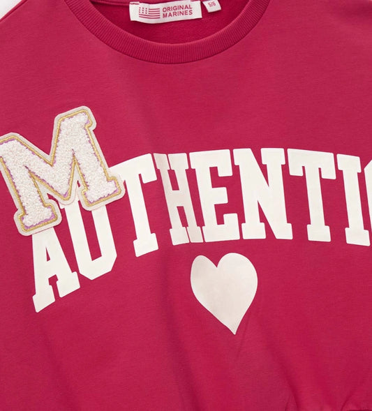 Σετ φόρμας από ελαστικό βαμβάκι, που αποτελείται από φούτερ με στρογγυλή λαιμόκοψη, μακριά μανίκια, τύπωμα και ριμπ τελειώματα. Παντελόνι με ελαστική μέση, τσέπες και τύπωμα μπροστά. Και τα δύο κομμάτια είναι διακοσμημένα με απλικέ και τυπώματα για ένα μοντέρνο στυλ.