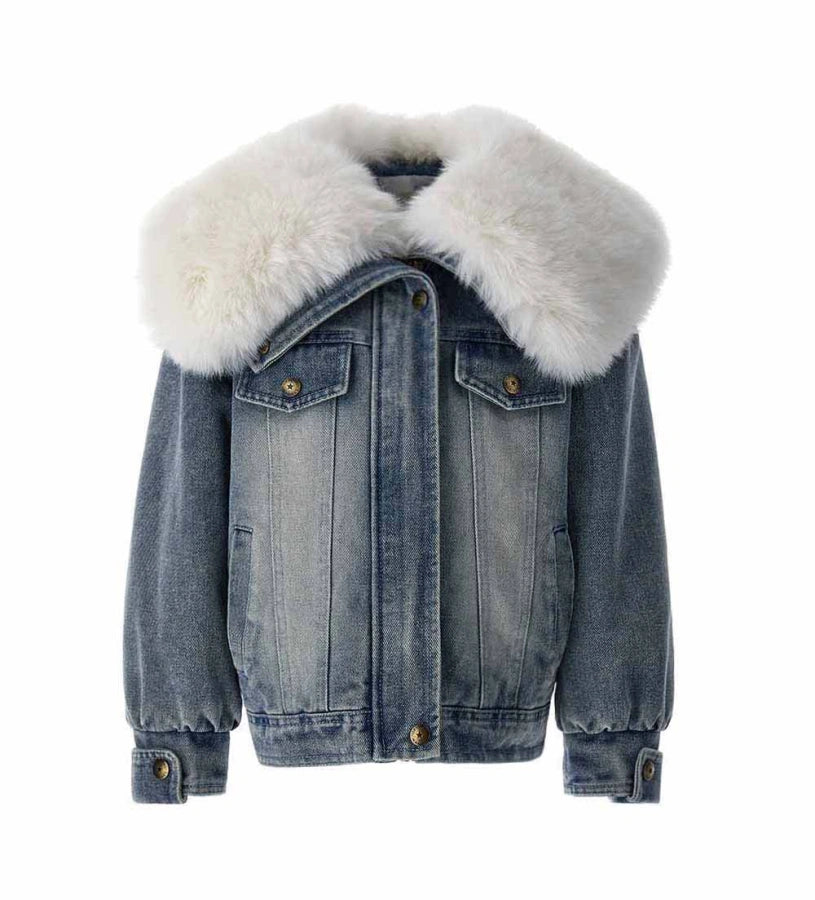 Καπιτονέ και επενδυμένο τζιν μπουφάν με μακριά μανίκια και αποσπώμενο γιακά από οικολογική γούνα. Κλείσιμο με φερμουάρ, μπροστινές τσέπες και λογότυπο με στρας για μια πινελιά γκλάμουρ.