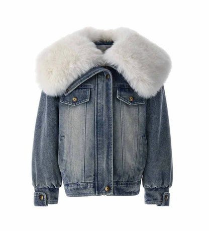 Καπιτονέ και επενδυμένο τζιν μπουφάν με μακριά μανίκια και αποσπώμενο γιακά από οικολογική γούνα. Κλείσιμο με φερμουάρ, μπροστινές τσέπες και λογότυπο με στρας για μια πινελιά γκλάμουρ.