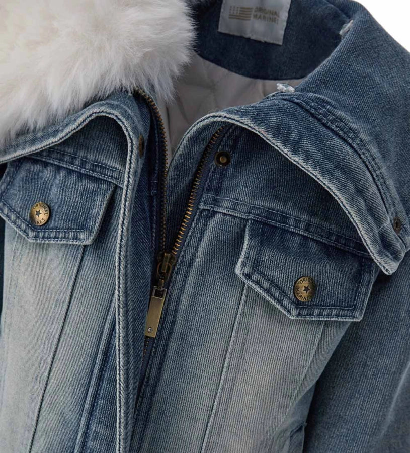 Καπιτονέ και επενδυμένο τζιν μπουφάν με μακριά μανίκια και αποσπώμενο γιακά από οικολογική γούνα. Κλείσιμο με φερμουάρ, μπροστινές τσέπες και λογότυπο με στρας για μια πινελιά γκλάμουρ.