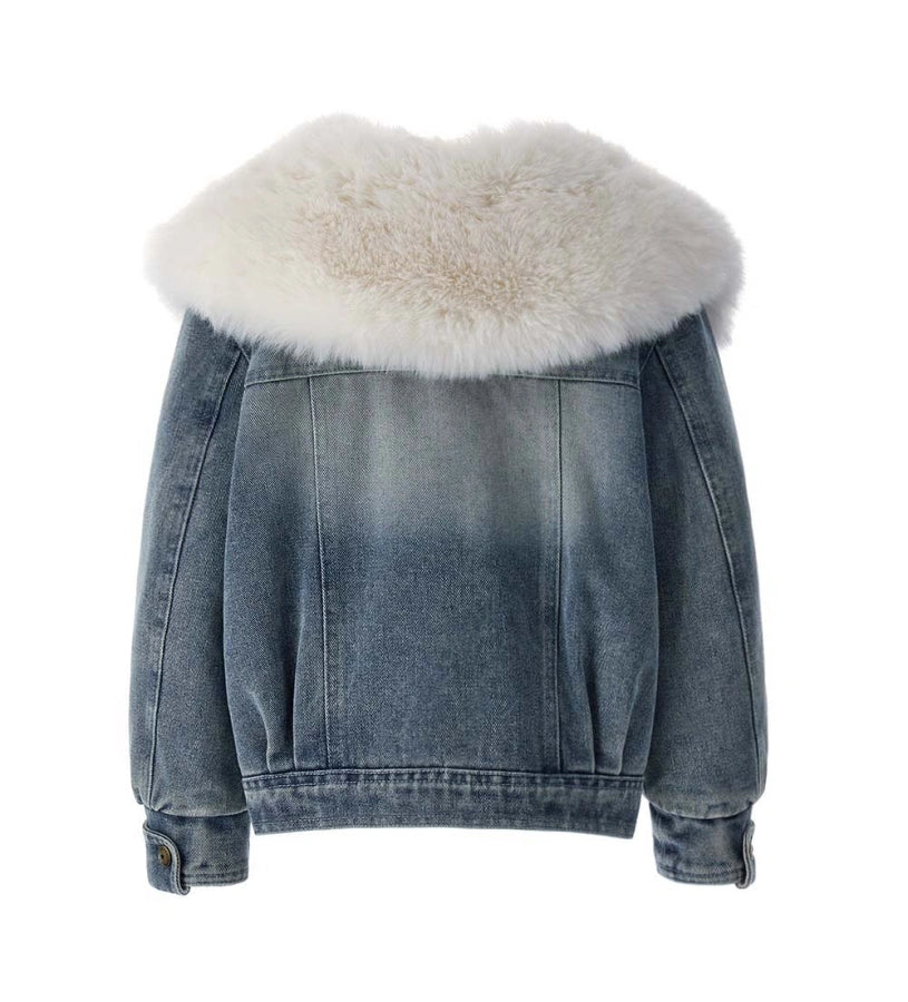 Καπιτονέ και επενδυμένο τζιν μπουφάν με μακριά μανίκια και αποσπώμενο γιακά από οικολογική γούνα. Κλείσιμο με φερμουάρ, μπροστινές τσέπες και λογότυπο με στρας για μια πινελιά γκλάμουρ.