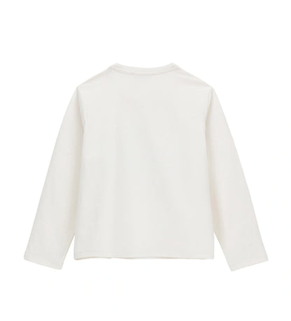 Μπλούζα από ελαστικό βαμβάκι με μακριά μανίκια και στρογγυλή λαιμόκοψη. Το μπροστινό τύπωμα είναι διακοσμημένο με γκλίτερ λεπτομέρειες και τρουκς, προσφέροντας λαμπερό και μοντέρνο στυλ. Ιδανική για κοριτσίστικες εμφανίσεις με άνεση και λάμψη.