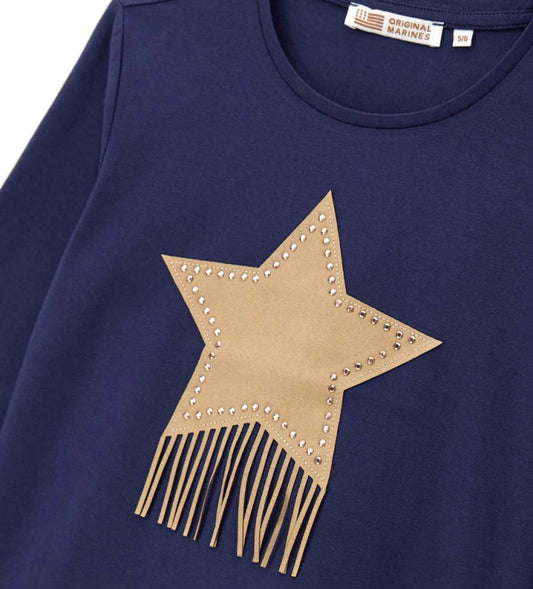 Μπλούζα από ελαστικό βαμβάκι με μακριά μανίκια και στρογγυλή λαιμόκοψη. Διακοσμημένη με τύπωμα στο μπροστινό μέρος, εμπλουτισμένο με κρόσσια και τρουκς, προσθέτει μια μοντέρνα και εντυπωσιακή πινελιά σε κάθε κοριτσίστικη εμφάνιση.