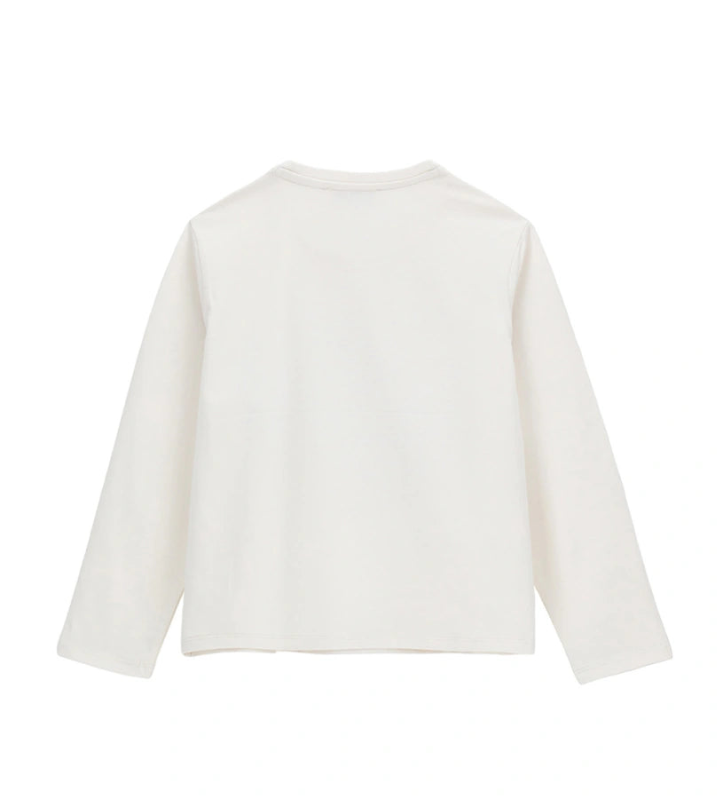 Μπλούζα από ελαστικό βαμβάκι με μακριά μανίκια και στρογγυλή λαιμόκοψη. Διακοσμημένη με τύπωμα και τρουκς στο μπροστινό μέρος, προσθέτει μια λαμπερή και μοντέρνα πινελιά σε κάθε εμφάνιση. Ιδανική για κοριτσίστικο casual look με στυλ.