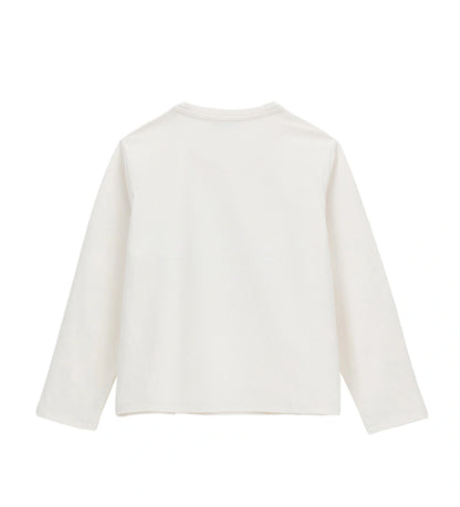 Μπλούζα από ελαστικό βαμβάκι με μακριά μανίκια και στρογγυλή λαιμόκοψη. Διακοσμημένη με τύπωμα και τρουκς στο μπροστινό μέρος, προσθέτει μια λαμπερή και μοντέρνα πινελιά σε κάθε εμφάνιση. Ιδανική για κοριτσίστικο casual look με στυλ.