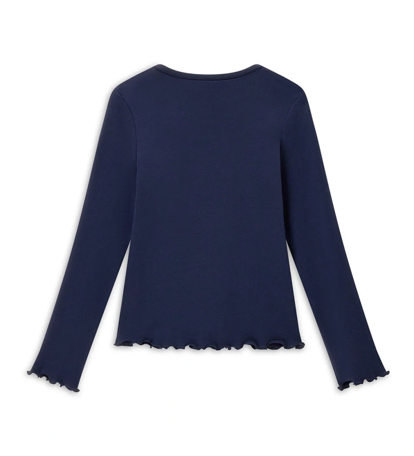 Άνετη και μοντέρνα παιδική μπλούζα σε ριπ ύφανση, με στρογγυλή λαιμόκοψη και μακριά μανίκια. Διακοσμημένη με τύπωμα και τρουκς στο μπροστινό μέρος, προσθέτει μια τολμηρή και στιλάτη πινελιά σε κάθε εμφάνιση. Ιδανική για κοριτσίστικο casual look με χαρακτήρα.