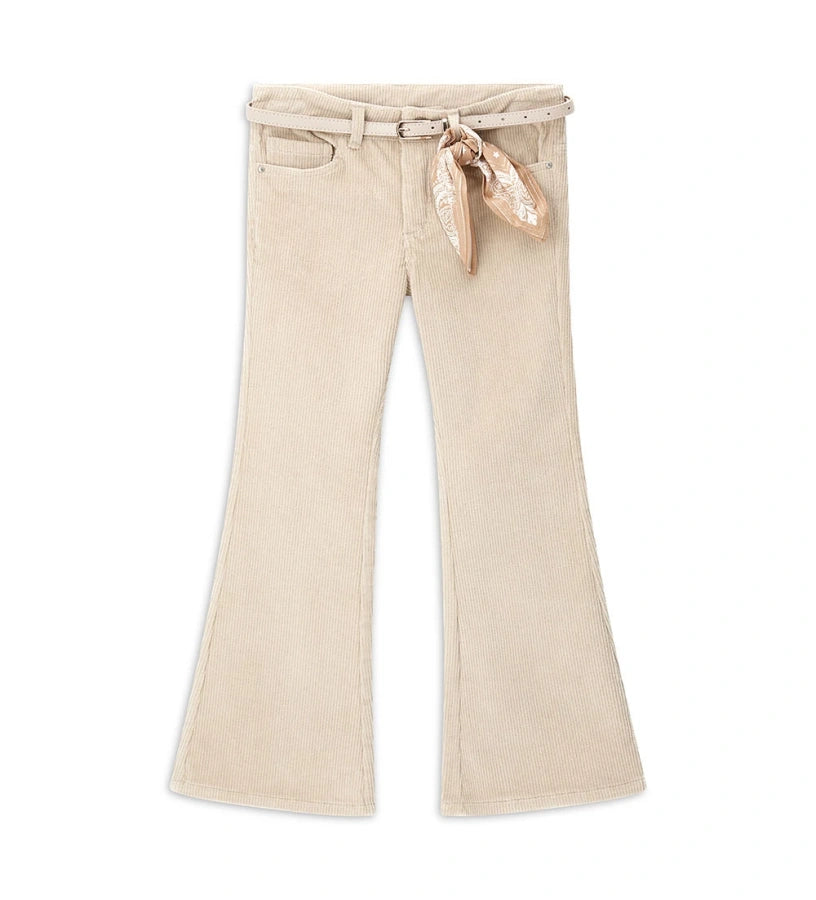 Παντελόνι καμπάνα από βελούδινο κοτλέ ύφασμα με ρυθμιζόμενη μέση, μπροστινό κλείσιμο με κουμπί, τσέπες μπροστά και πίσω και αποσπώμενη ζώνη με φουλάρι για μια μοντέρνα και ευέλικτη πινελιά.