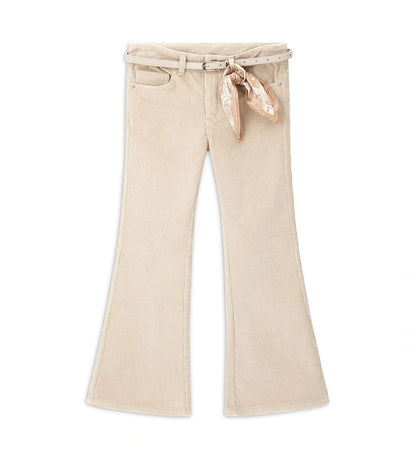 Παντελόνι καμπάνα από βελούδινο κοτλέ ύφασμα με ρυθμιζόμενη μέση, μπροστινό κλείσιμο με κουμπί, τσέπες μπροστά και πίσω και αποσπώμενη ζώνη με φουλάρι για μια μοντέρνα και ευέλικτη πινελιά.