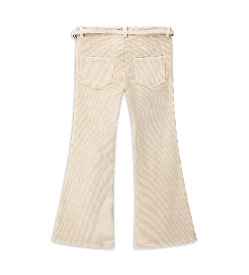 Παντελόνι καμπάνα από βελούδινο κοτλέ ύφασμα με ρυθμιζόμενη μέση, μπροστινό κλείσιμο με κουμπί, τσέπες μπροστά και πίσω και αποσπώμενη ζώνη με φουλάρι για μια μοντέρνα και ευέλικτη πινελιά.