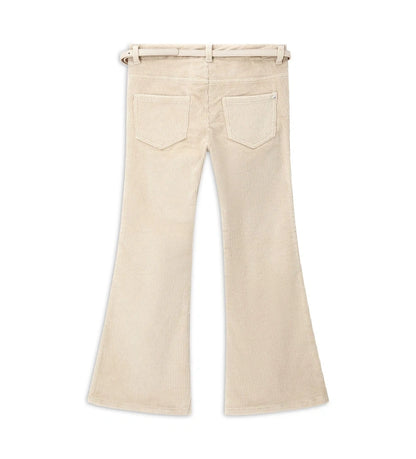 Παντελόνι καμπάνα από βελούδινο κοτλέ ύφασμα με ρυθμιζόμενη μέση, μπροστινό κλείσιμο με κουμπί, τσέπες μπροστά και πίσω και αποσπώμενη ζώνη με φουλάρι για μια μοντέρνα και ευέλικτη πινελιά.