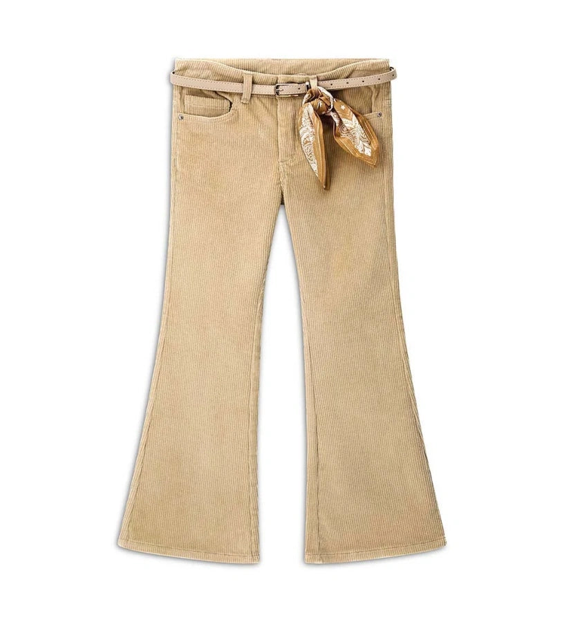 Παντελόνι καμπάνα από βελούδινο κοτλέ ύφασμα με ρυθμιζόμενη μέση, μπροστινό κλείσιμο με κουμπί, τσέπες μπροστά και πίσω και αποσπώμενη ζώνη με φουλάρι για μια μοντέρνα και ευέλικτη πινελιά.