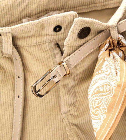 Παντελόνι καμπάνα από βελούδινο κοτλέ ύφασμα με ρυθμιζόμενη μέση, μπροστινό κλείσιμο με κουμπί, τσέπες μπροστά και πίσω και αποσπώμενη ζώνη με φουλάρι για μια μοντέρνα και ευέλικτη πινελιά.