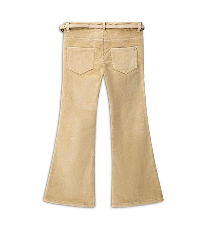 Παντελόνι καμπάνα από βελούδινο κοτλέ ύφασμα με ρυθμιζόμενη μέση, μπροστινό κλείσιμο με κουμπί, τσέπες μπροστά και πίσω και αποσπώμενη ζώνη με φουλάρι για μια μοντέρνα και ευέλικτη πινελιά.