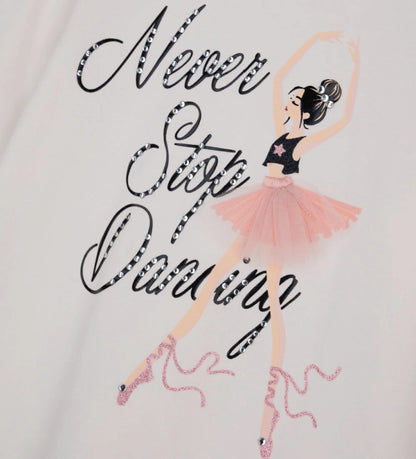 Μπλούζα από ελαστικό βαμβάκι με στρογγυλή λαιμόκοψη και μακριά μανίκια. Το τύπωμα και οι λεπτομέρειες με στρας προσθέτουν μια λαμπερή και μοντέρνα πινελιά.