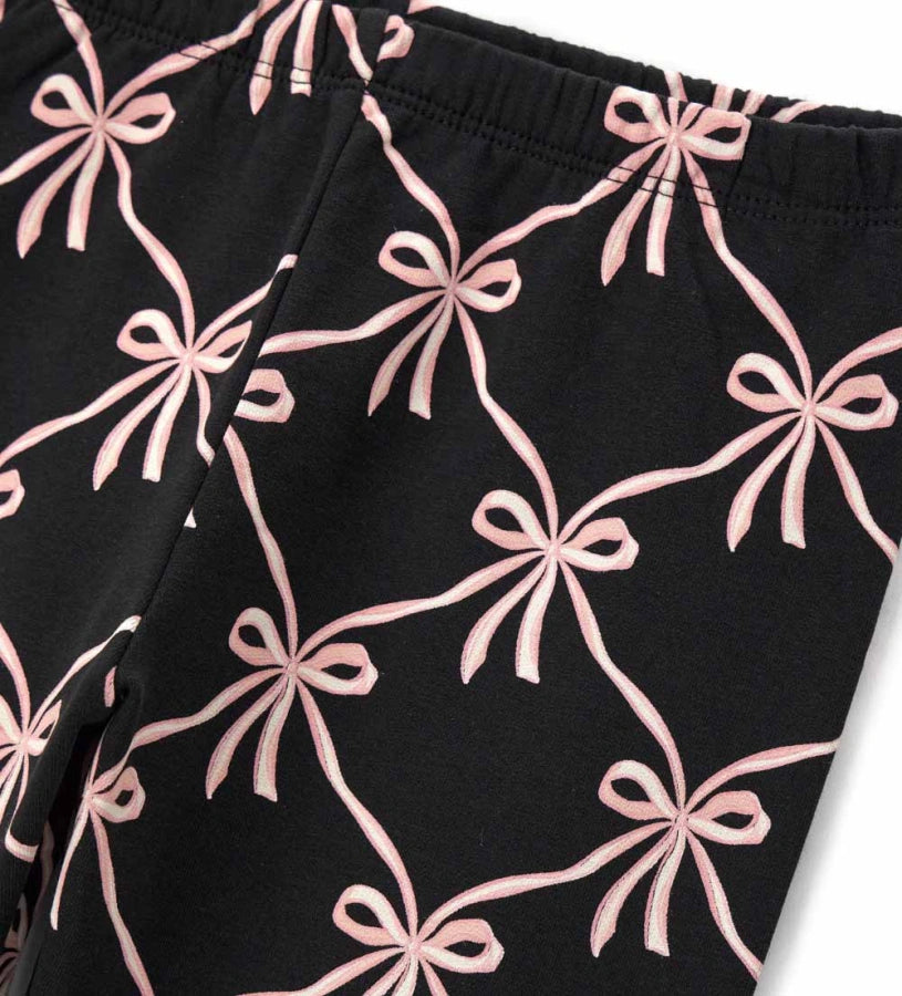 Κολάν από fleece, άνετο και πρακτικό χάρη στην ελαστική μέση. Το εμπριμέ σχέδιο προσθέτει μια πινελιά χαράς και πρωτοτυπίας, κάνοντάς το ιδανικό για καθημερινές παιδικές εμφανίσεις με στυλ και άνεση.