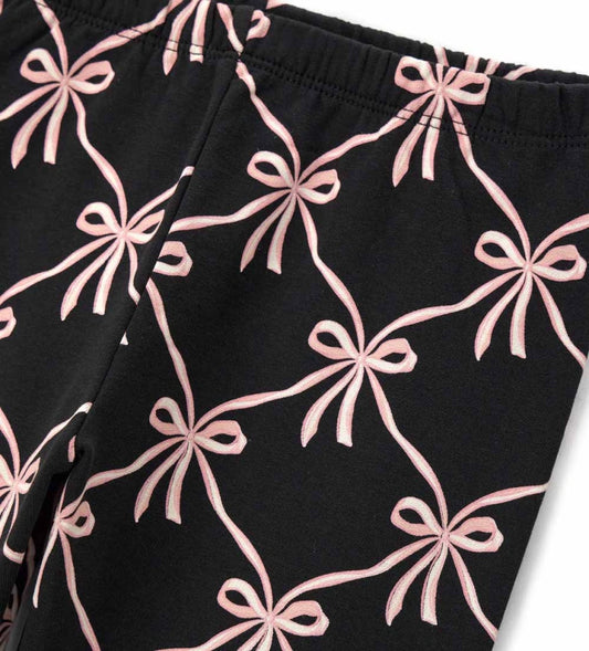 Κολάν από fleece, άνετο και πρακτικό χάρη στην ελαστική μέση. Το εμπριμέ σχέδιο προσθέτει μια πινελιά χαράς και πρωτοτυπίας, κάνοντάς το ιδανικό για καθημερινές παιδικές εμφανίσεις με στυλ και άνεση.