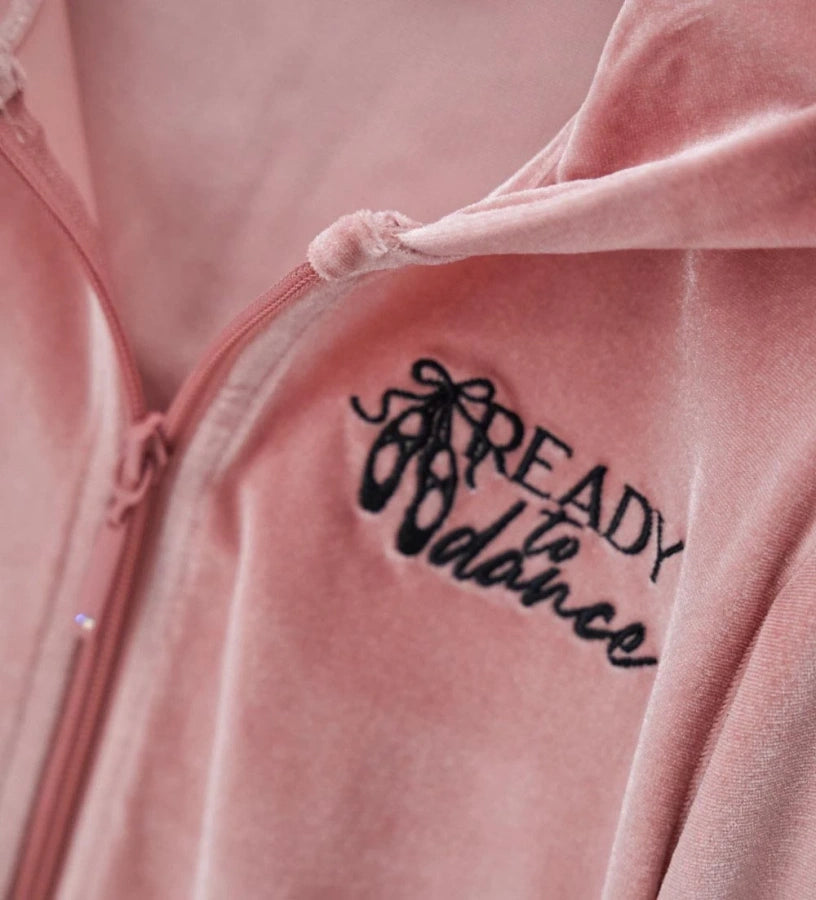 Απαλή ζακέτα με κουκούλα από βελούδινο chenille, με μακριά μανίκια και λάστιχο στα τελειώματα για άνετη εφαρμογή. Το συνδυασμένο μπροστινό φερμουάρ και το διακοσμητικό κέντημα προσθέτουν μια κομψή πινελιά στυλ.