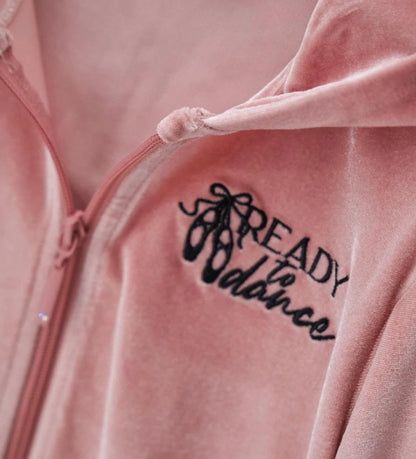 Απαλή ζακέτα με κουκούλα από βελούδινο chenille, με μακριά μανίκια και λάστιχο στα τελειώματα για άνετη εφαρμογή. Το συνδυασμένο μπροστινό φερμουάρ και το διακοσμητικό κέντημα προσθέτουν μια κομψή πινελιά στυλ.