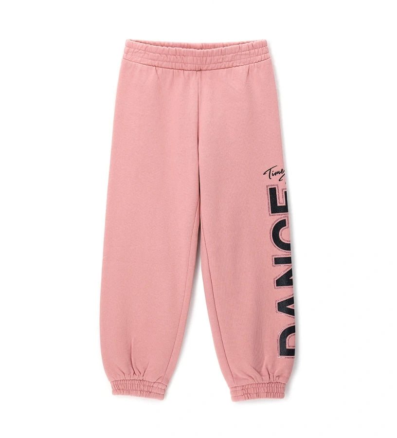 Παντελόνι φόρμας με ελαστική μέση και τελείωμα για τέλεια εφαρμογή. Το πλαϊνό τύπωμα προσθέτει μια μοντέρνα πινελιά, καθιστώντας το ιδανικό για casual και στιλάτες εμφανίσεις με άνεση.