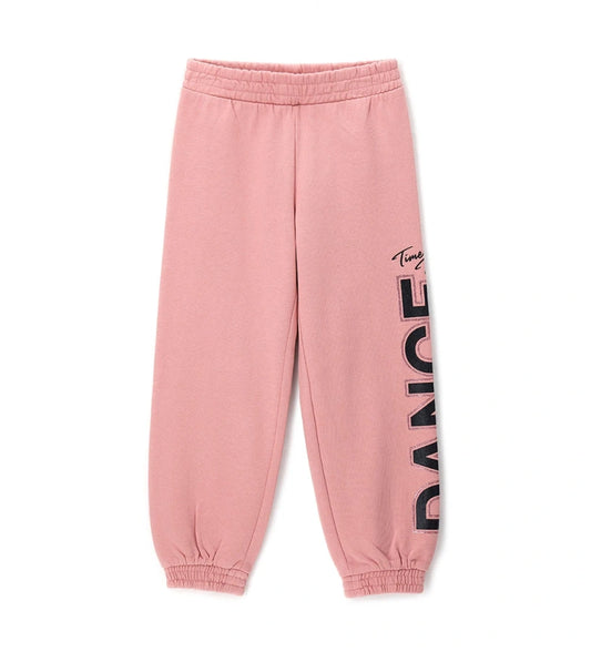 Παντελόνι φόρμας με ελαστική μέση και τελείωμα για τέλεια εφαρμογή. Το πλαϊνό τύπωμα προσθέτει μια μοντέρνα πινελιά, καθιστώντας το ιδανικό για casual και στιλάτες εμφανίσεις με άνεση.