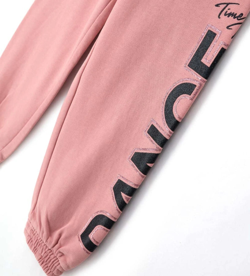 Παντελόνι φόρμας με ελαστική μέση και τελείωμα για τέλεια εφαρμογή. Το πλαϊνό τύπωμα προσθέτει μια μοντέρνα πινελιά, καθιστώντας το ιδανικό για casual και στιλάτες εμφανίσεις με άνεση.