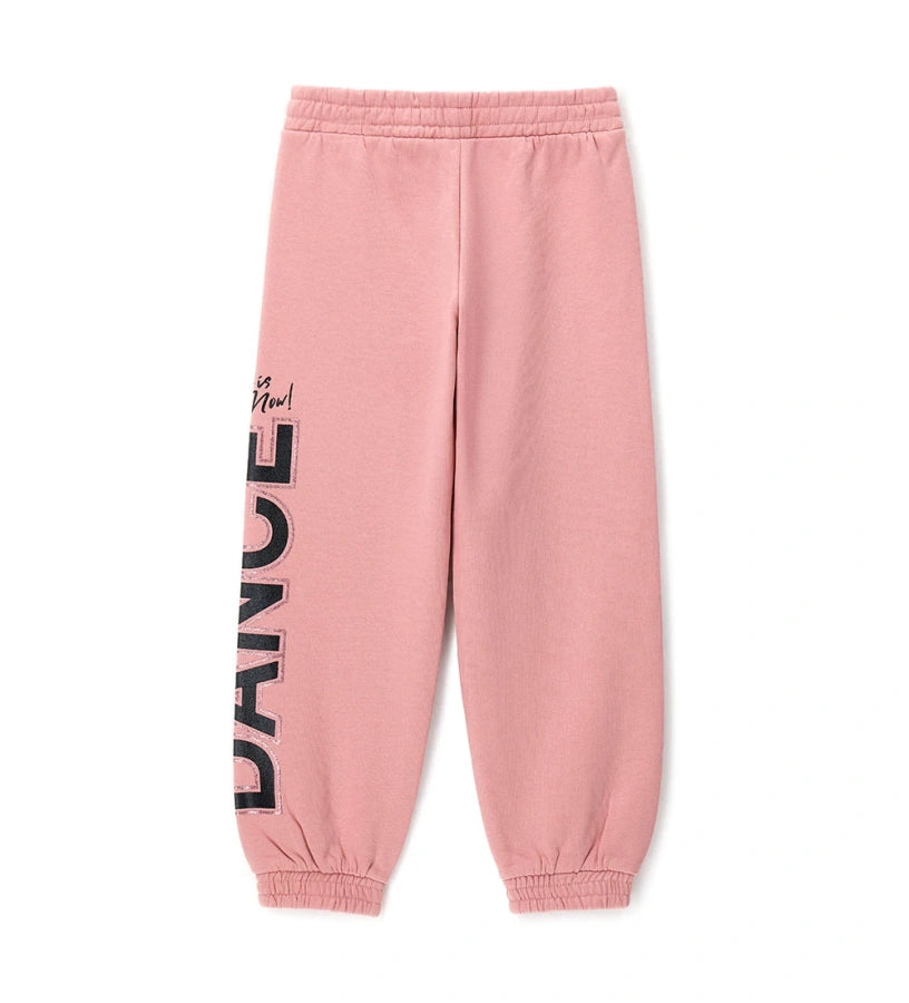 Παντελόνι φόρμας με ελαστική μέση και τελείωμα για τέλεια εφαρμογή. Το πλαϊνό τύπωμα προσθέτει μια μοντέρνα πινελιά, καθιστώντας το ιδανικό για casual και στιλάτες εμφανίσεις με άνεση.