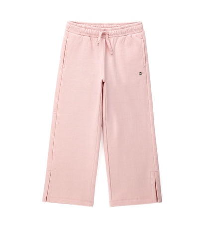 Παιδικό παντελόνι φόρμας με ελαστική μέση και κορδόνι για τέλεια εφαρμογή. Διαθέτει μπροστινές τσέπες, πλαϊνό άνοιγμα στο κάτω μέρος και μεταλλικό διακοσμητικό με λογότυπο για μια κομψή πινελιά. Ιδανικό για άνετες αλλά στιλάτες καθημερινές εμφανίσεις.