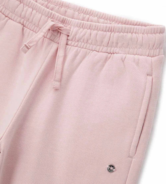 Παντελόνι φόρμας με ελαστική μέση και κορδόνι για τέλεια εφαρμογή. Διαθέτει μπροστινές τσέπες, πλαϊνό άνοιγμα στο κάτω μέρος και μεταλλικό διακοσμητικό με λογότυπο για μια κομψή πινελιά. Ιδανικό για άνετες αλλά στιλάτες καθημερινές εμφανίσεις.