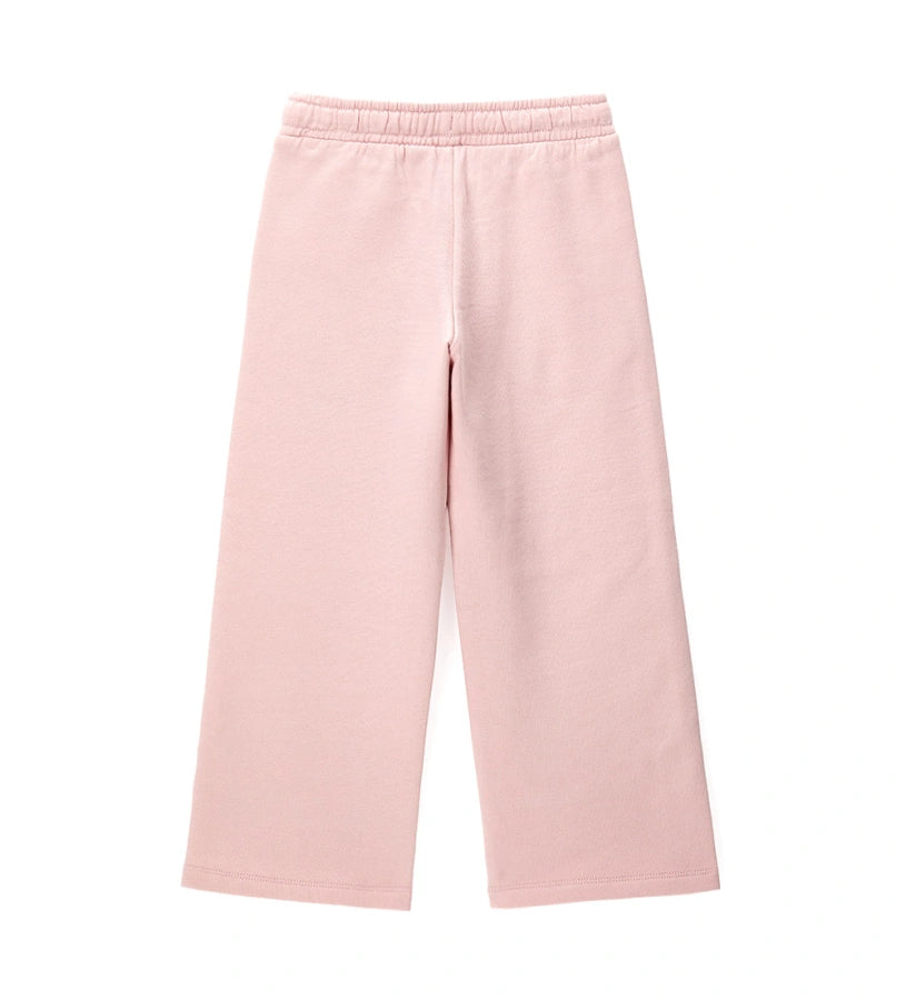 Παντελόνι φόρμας με ελαστική μέση και κορδόνι για τέλεια εφαρμογή. Διαθέτει μπροστινές τσέπες, πλαϊνό άνοιγμα στο κάτω μέρος και μεταλλικό διακοσμητικό με λογότυπο για μια κομψή πινελιά. Ιδανικό για άνετες αλλά στιλάτες καθημερινές εμφανίσεις.