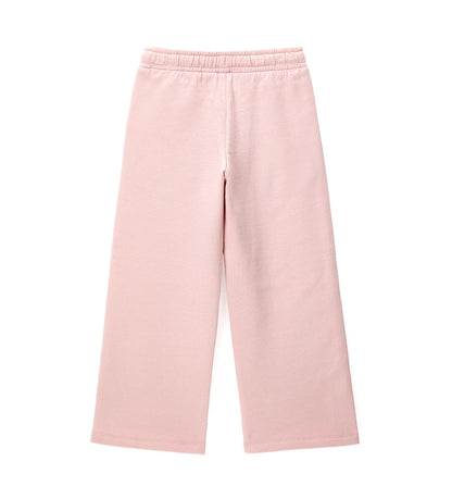 Παντελόνι φόρμας με ελαστική μέση και κορδόνι για τέλεια εφαρμογή. Διαθέτει μπροστινές τσέπες, πλαϊνό άνοιγμα στο κάτω μέρος και μεταλλικό διακοσμητικό με λογότυπο για μια κομψή πινελιά. Ιδανικό για άνετες αλλά στιλάτες καθημερινές εμφανίσεις.