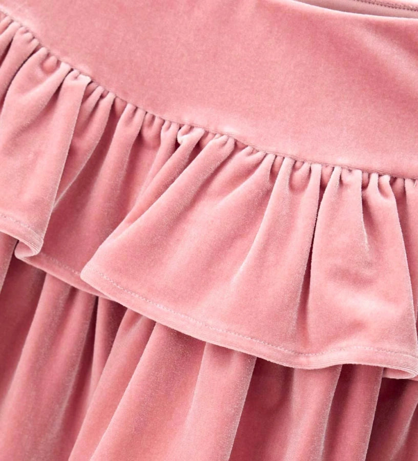 Απαλή φούστα από βελούδινο chenille με βολάν, ιδανική για άνετες και κομψές εμφανίσεις. Διαθέτει ελαστική μέση για ρυθμιζόμενη εφαρμογή και απόλυτη άνεση. Ένα μοντέρνο και θηλυκό κομμάτι, τέλειο για καθημερινό ή πιο επίσημο look.