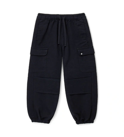 Παιδικό baggy παντελόνι από βαμβακερό twill με κορδόνι και ελαστική μέση και τελείωμα για άνετη εφαρμογή. Διαθέτει μπροστινές τσέπες με ρέλι, πλαϊνές τσέπες και μεταλλικό διακοσμητικό με λογότυπο για μια κομψή πινελιά. Ιδανικό για μοντέρνες και άνετες casual εμφανίσεις.