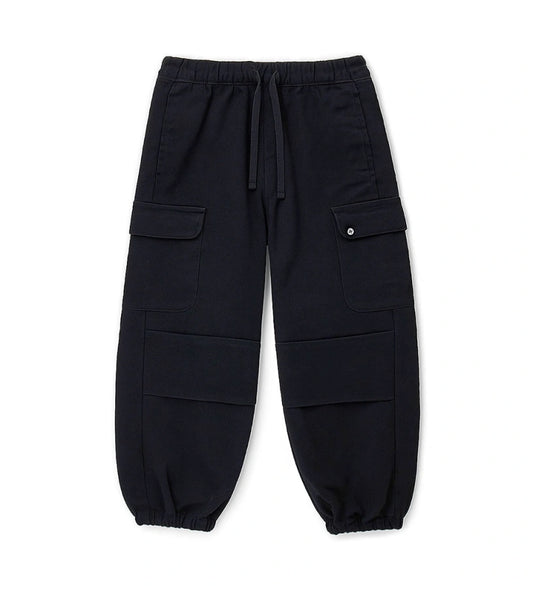 Παιδικό baggy παντελόνι από βαμβακερό twill με κορδόνι και ελαστική μέση και τελείωμα για άνετη εφαρμογή. Διαθέτει μπροστινές τσέπες με ρέλι, πλαϊνές τσέπες και μεταλλικό διακοσμητικό με λογότυπο για μια κομψή πινελιά. Ιδανικό για μοντέρνες και άνετες casual εμφανίσεις.