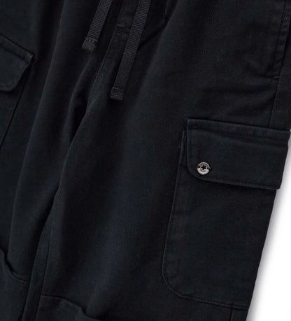 Παιδικό baggy παντελόνι από βαμβακερό twill με κορδόνι και ελαστική μέση και τελείωμα για άνετη εφαρμογή. Διαθέτει μπροστινές τσέπες με ρέλι, πλαϊνές τσέπες και μεταλλικό διακοσμητικό με λογότυπο για μια κομψή πινελιά. Ιδανικό για μοντέρνες και άνετες casual εμφανίσεις.