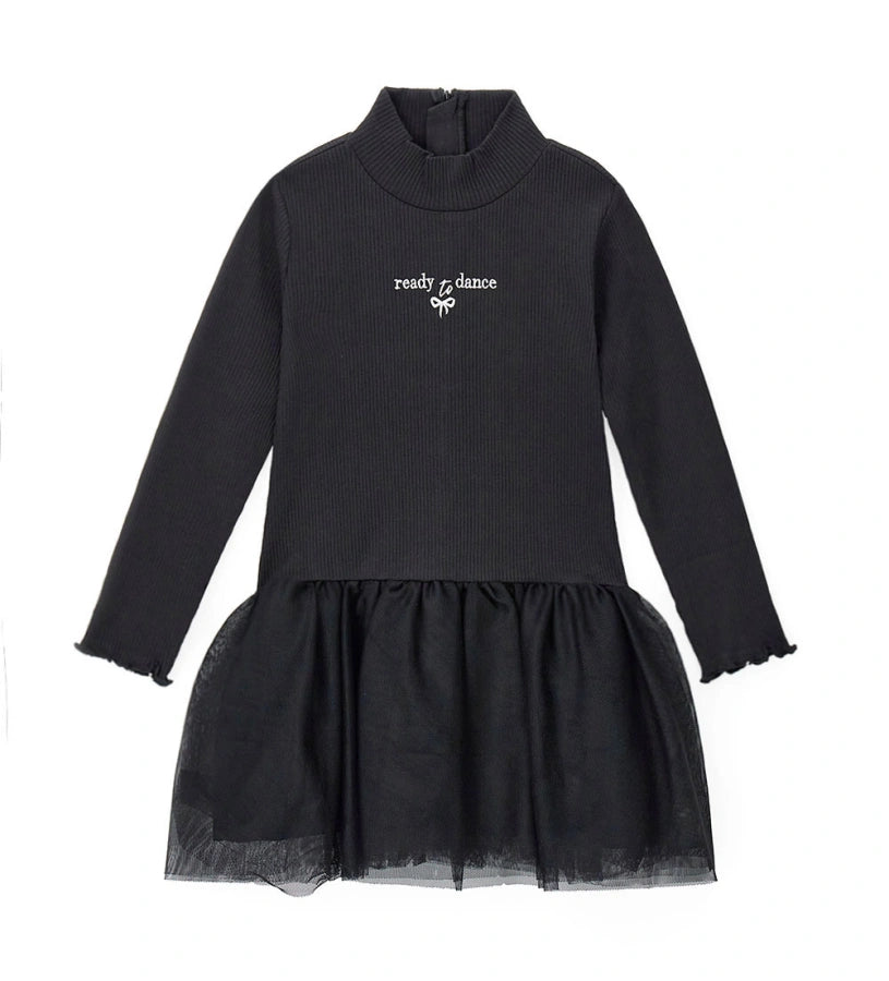 Φόρεμα σε ριπ ύφανση με κομψό ψηλό γιακά και μακριά μανίκια. Το κάτω μέρος είναι διακοσμημένο με ένθετο από τούλι, κέντημα στο μπροστινό μέρος και πρακτικό πίσω άνοιγμα με φερμουάρ σε τονικό χρώμα.