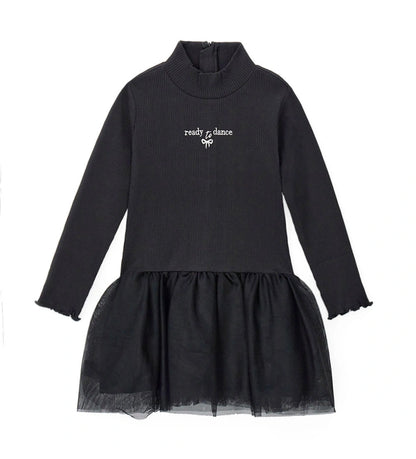 Φόρεμα σε ριπ ύφανση με κομψό ψηλό γιακά και μακριά μανίκια. Το κάτω μέρος είναι διακοσμημένο με ένθετο από τούλι, κέντημα στο μπροστινό μέρος και πρακτικό πίσω άνοιγμα με φερμουάρ σε τονικό χρώμα.